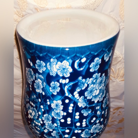 New Gourgues Urn/Vessel Blue w/White Flowers, Many Uses- Flowers, Tea, Ashes... - Picture 13 of 16